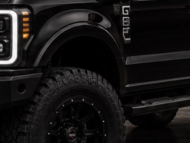 Board and fender line on a lifted truck